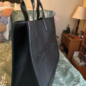 Michael Kors Elegant Black Leather Tote